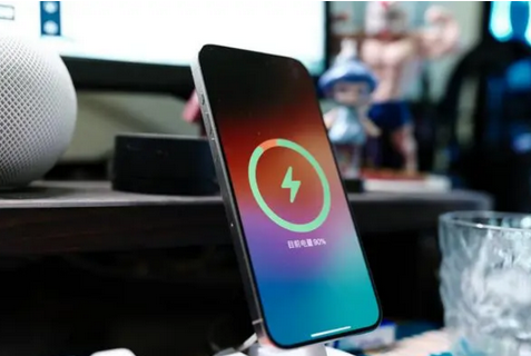 细河苹果15换屏服务分享用什么充电器给iPhone15充电更好 